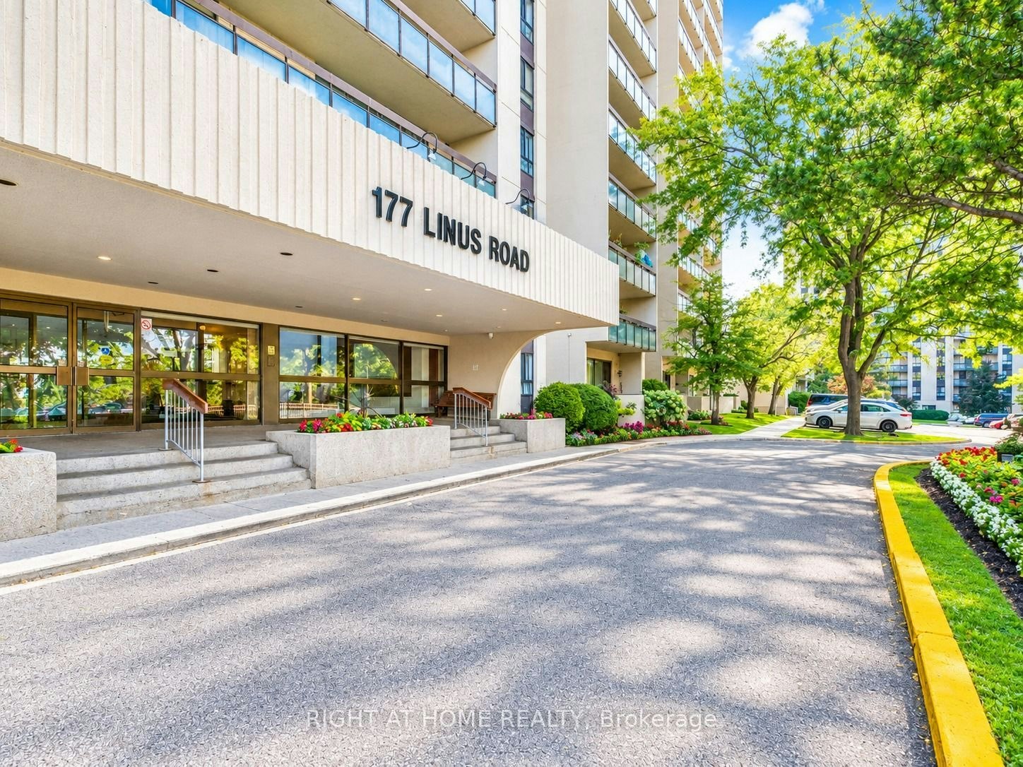 701-177 Linus Road, Toronto, ON, M2J 4S5