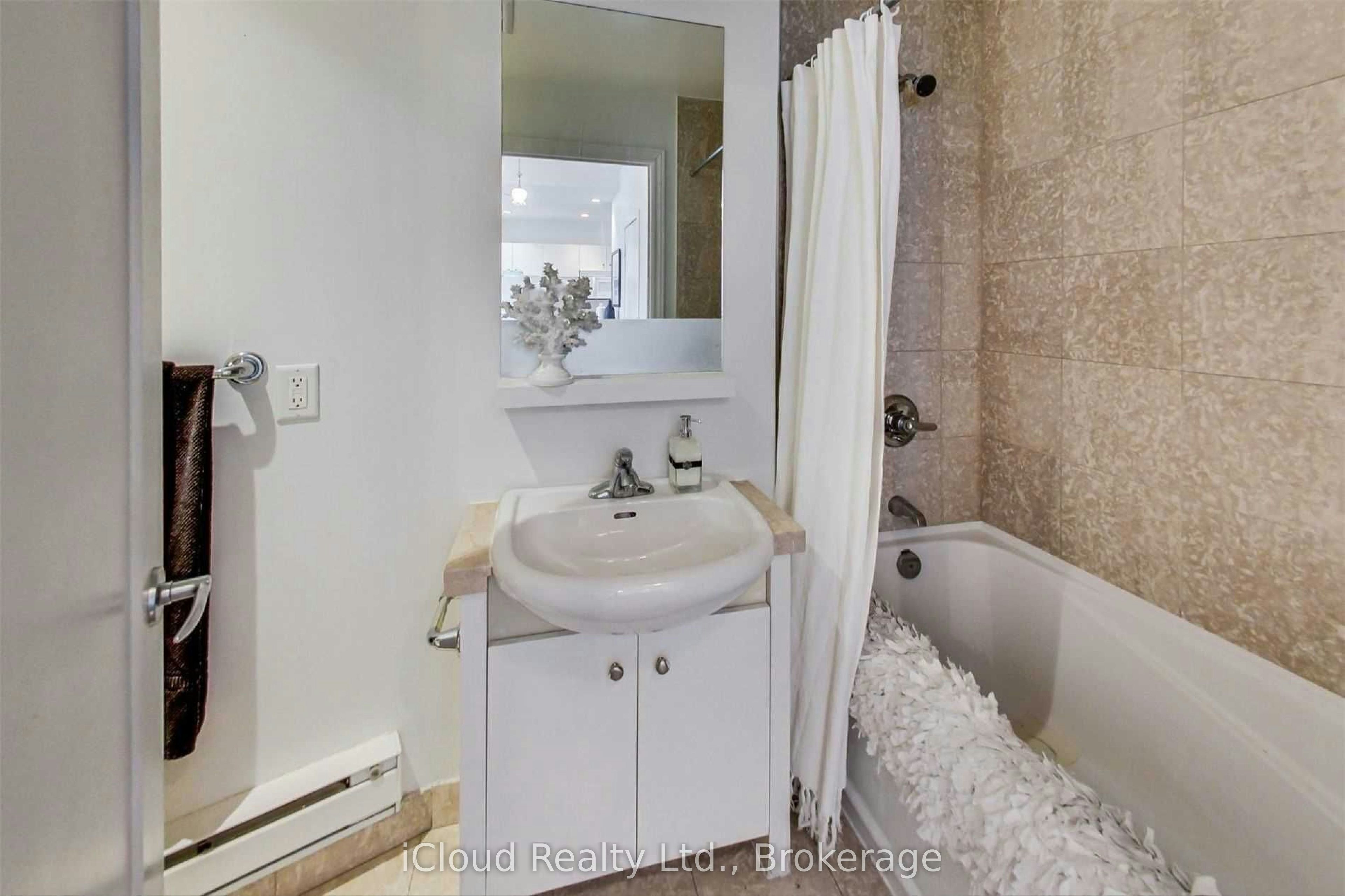 2501-208 Queens Quay, Toronto, ON, M5J 2Y5 - 12