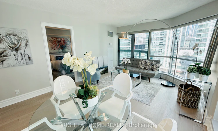 1012-10 Queens Quay W