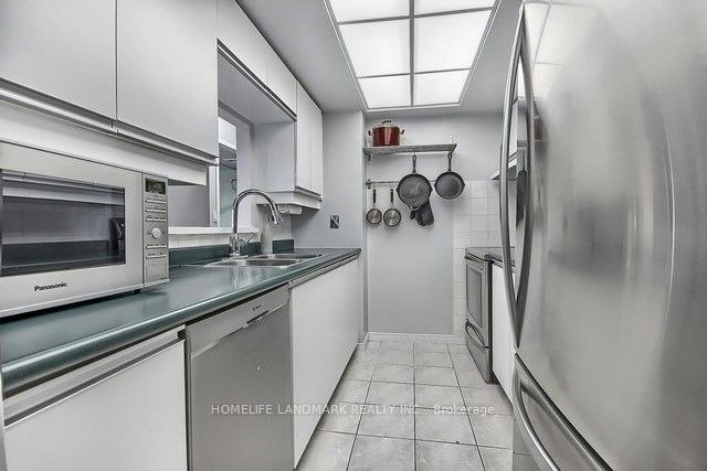 702-5 Concorde Place, Toronto, ON, M3C 3M8 - 4