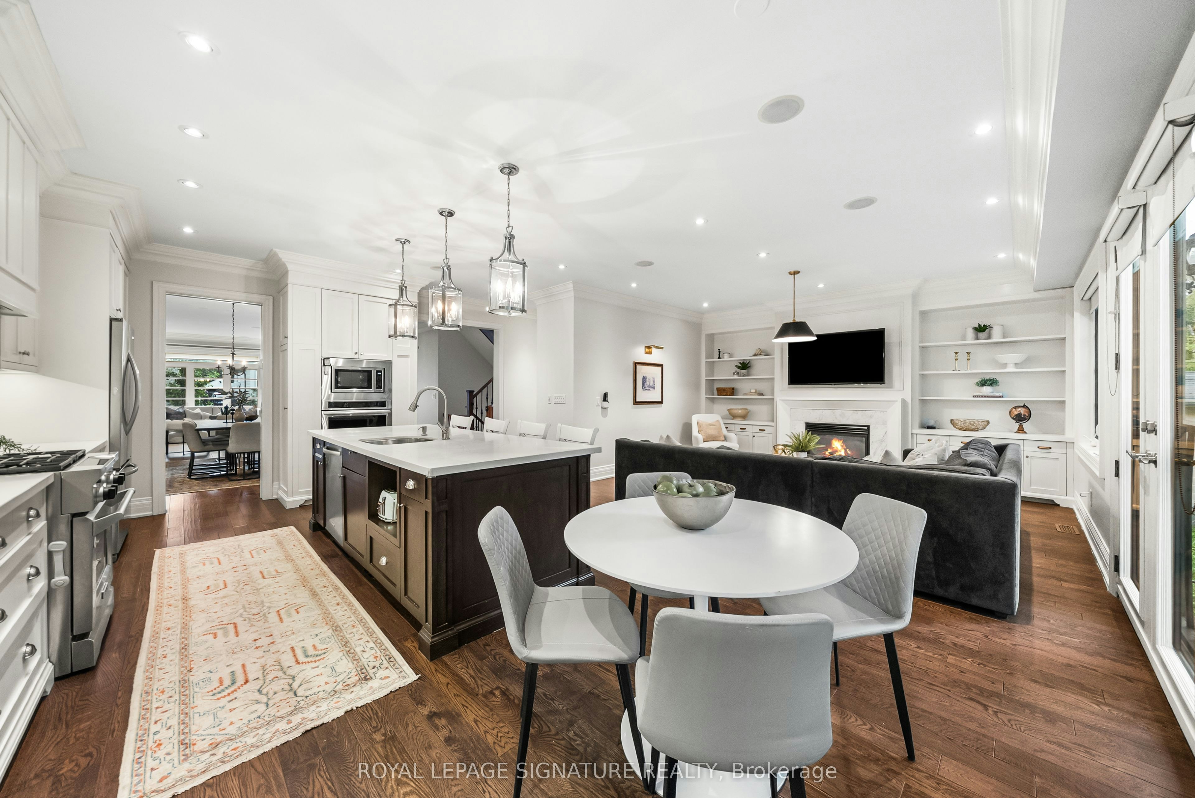 39 Regina Avenue, Toronto, ON, M6A 1R4