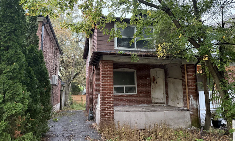 313 Manor Road E