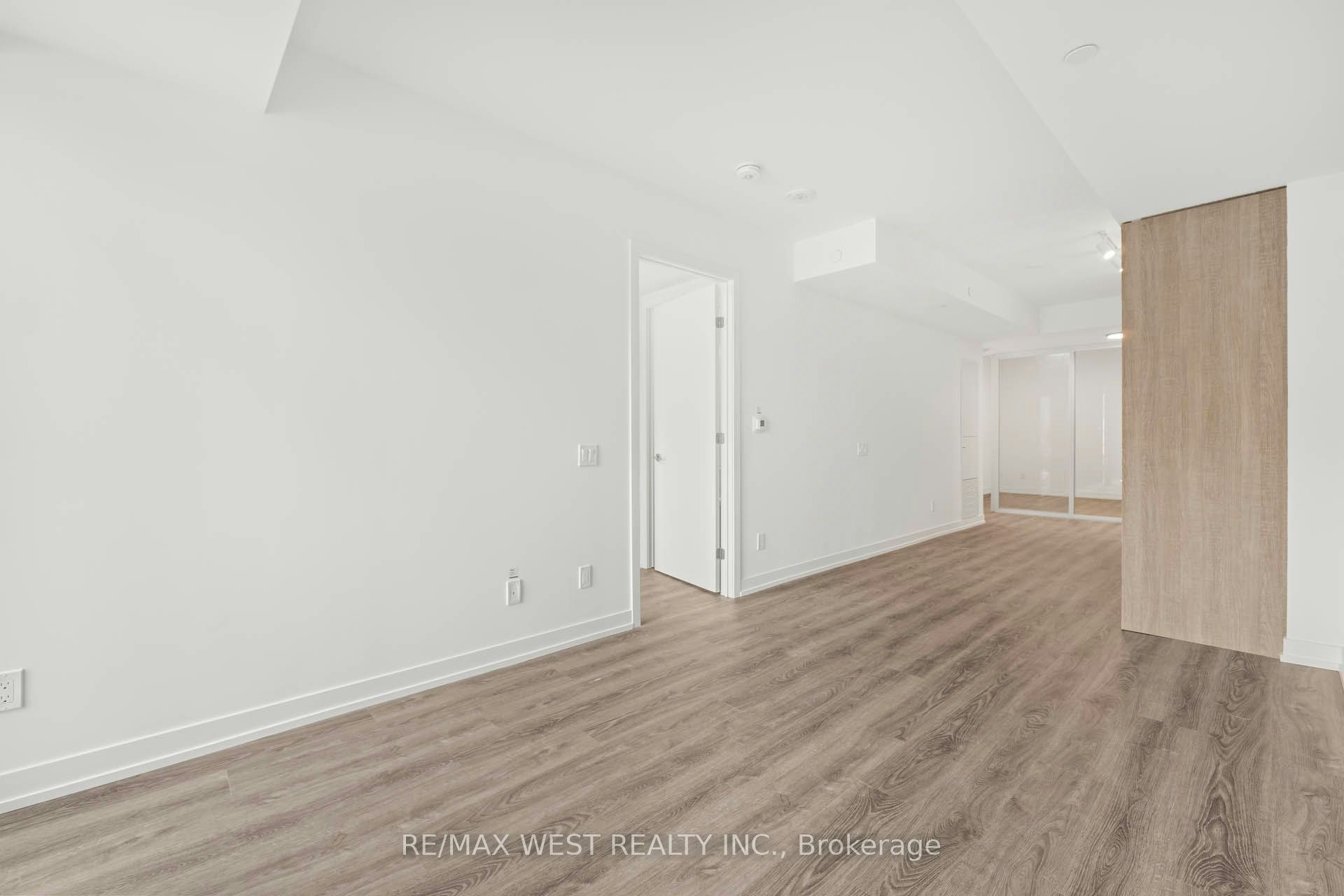 906-771 Yonge Street, Toronto, ON, M4W 0B8 - 9
