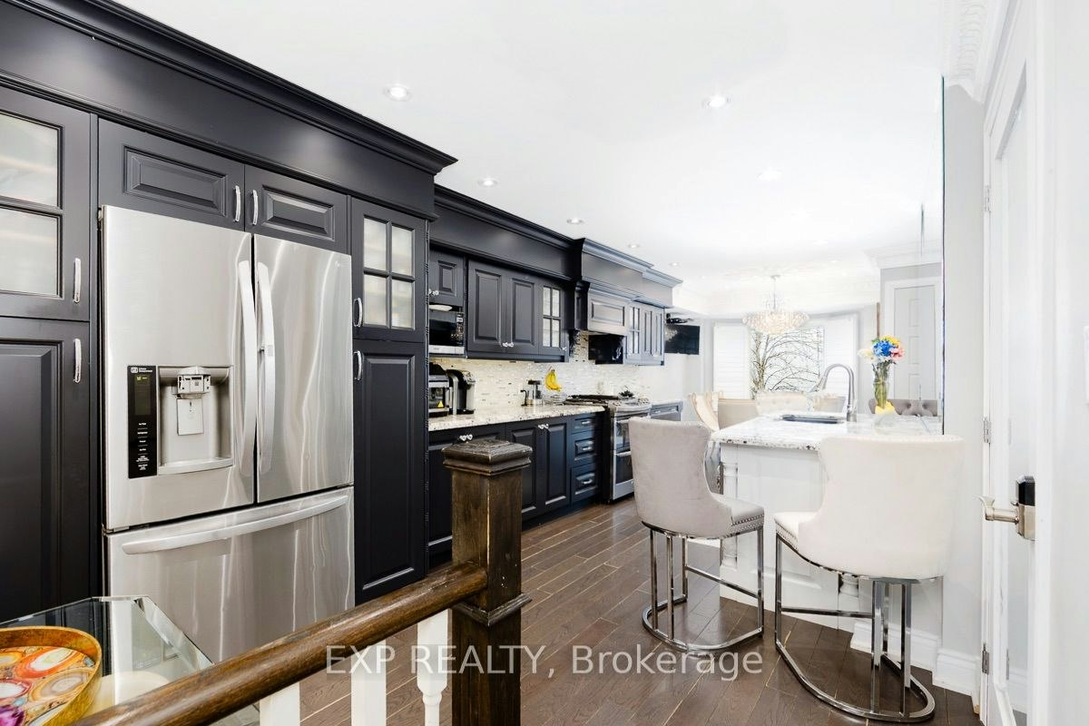 Main-321 Mutual Street, Toronto, ON, M4Y 1X6