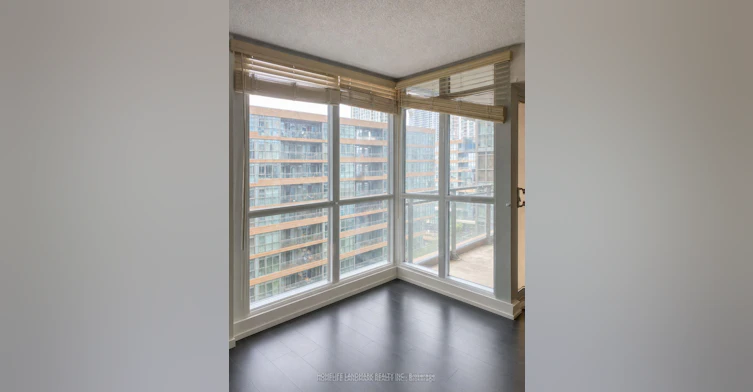 828-10 Capreol Court, Toronto, ON, M5V 4B3 - 9