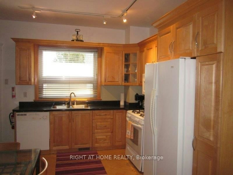 Main-261 Grace Street, Toronto, ON, M6G 3A7