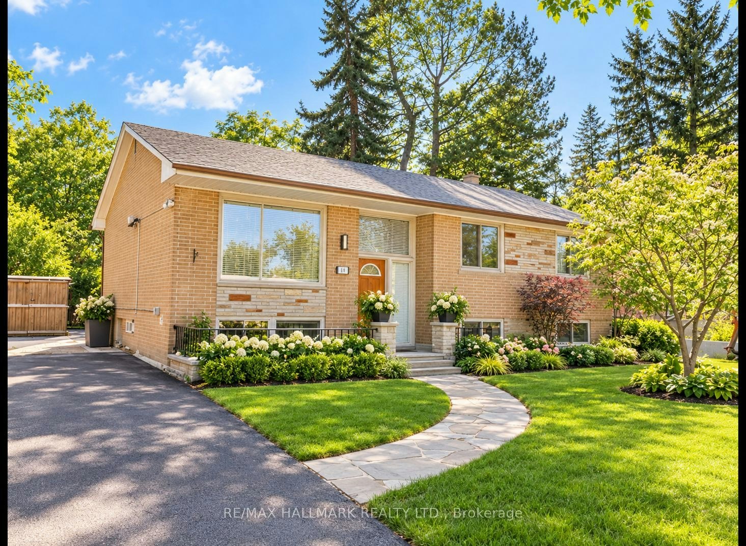 19 Brookwood Court, Toronto, ON, M3C 1C1