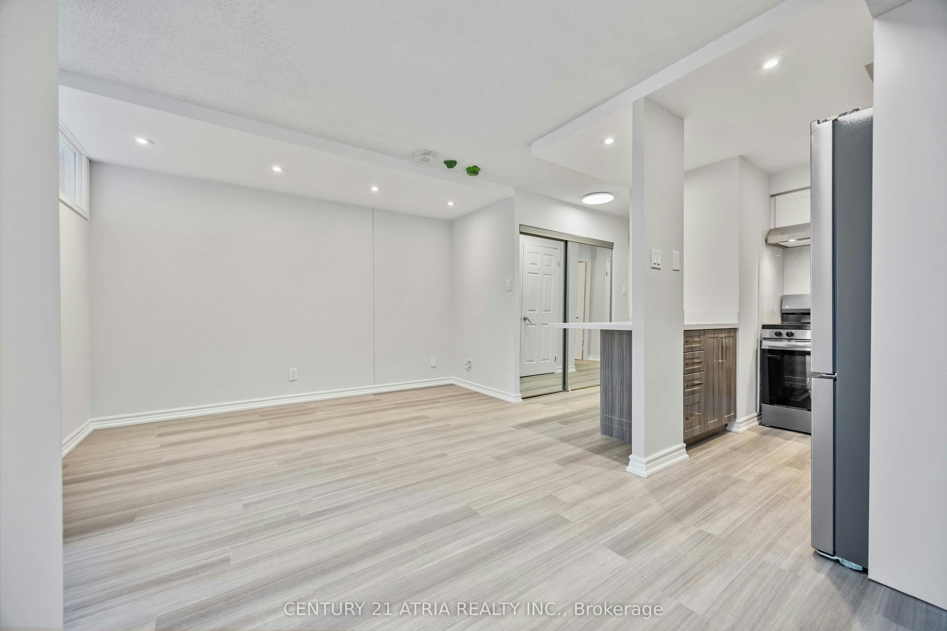 2205-55 Centre Avenue, Toronto, ON, M5G 2H5 - 4