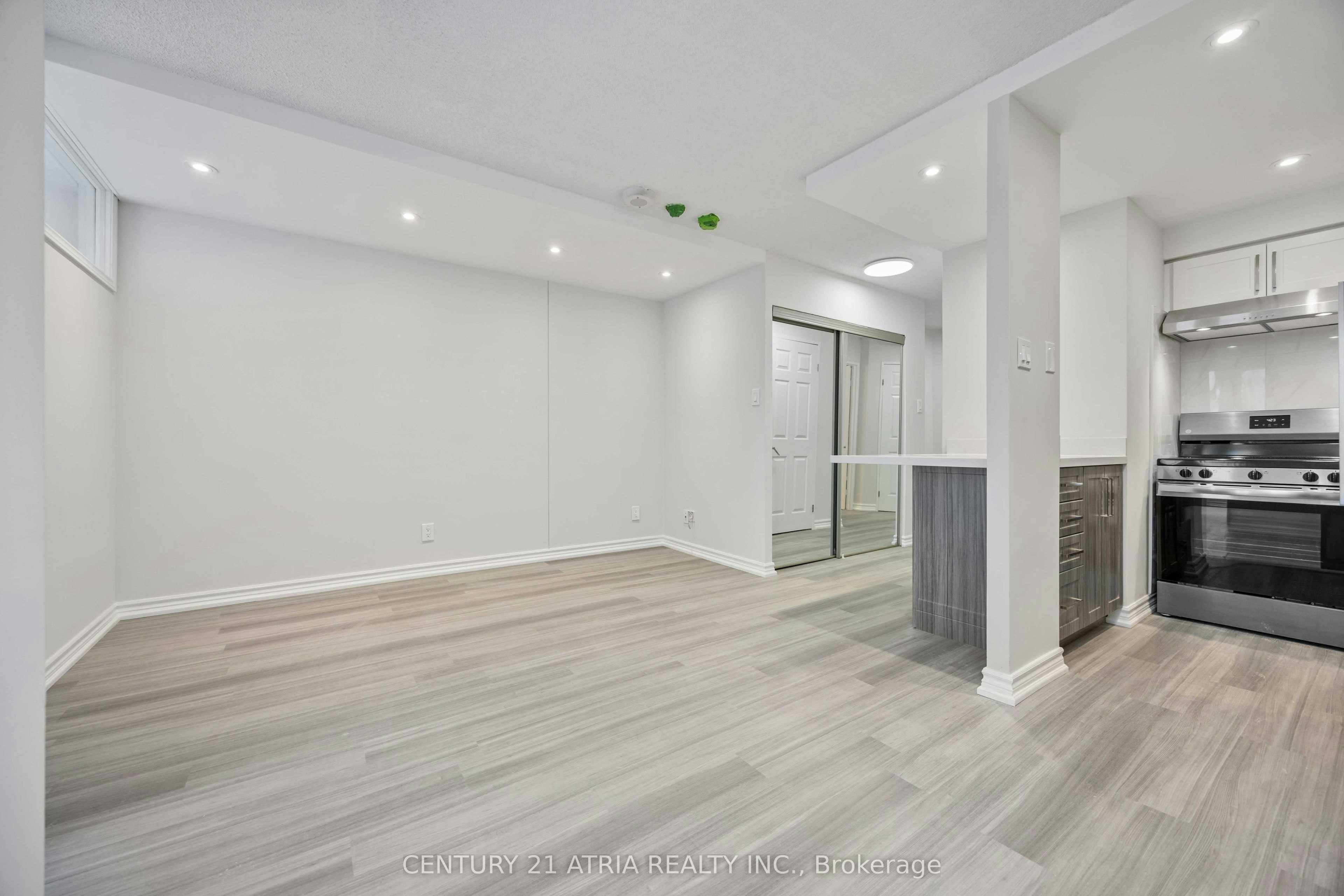 2205-55 Centre Avenue, Toronto, ON, M5G 2H5 - 3