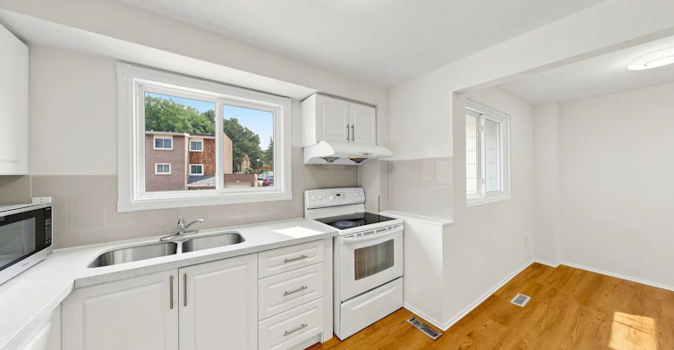 8 Rusty Crest Way, Toronto, ON, M2J 2Y4 - 6