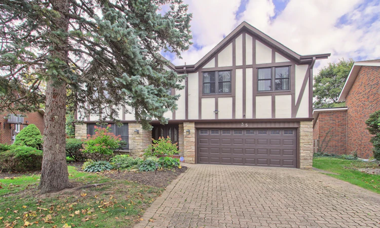 35 Tofino Crescent