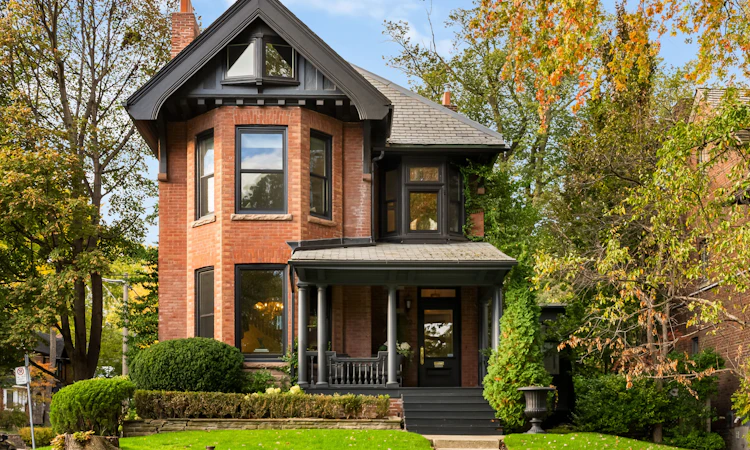 92 Woodlawn Avenue W