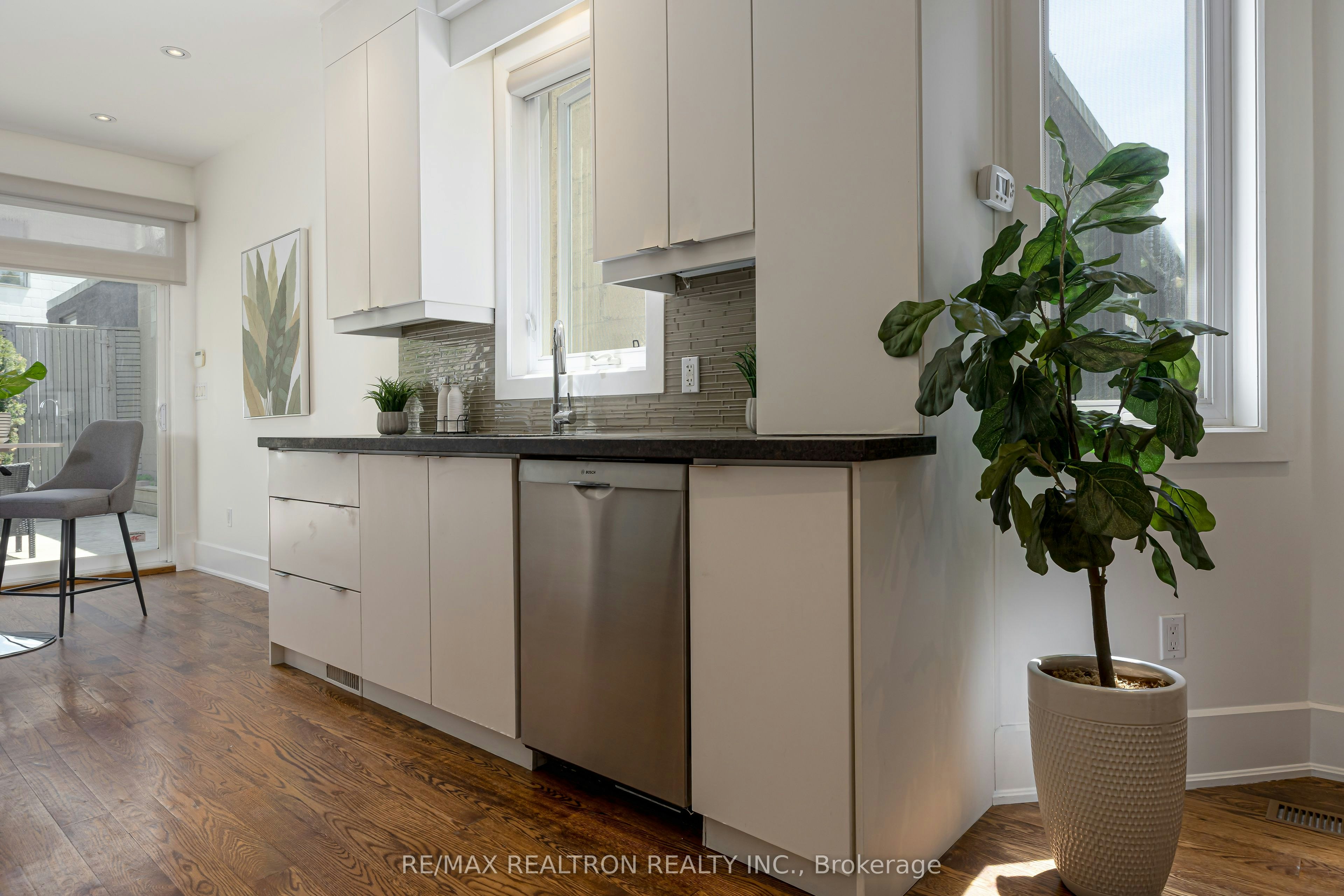 93 Walnut Avenue, Toronto, ON, M5V 2S1 - 4