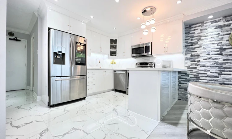 1608-75 Graydon Hall Drive