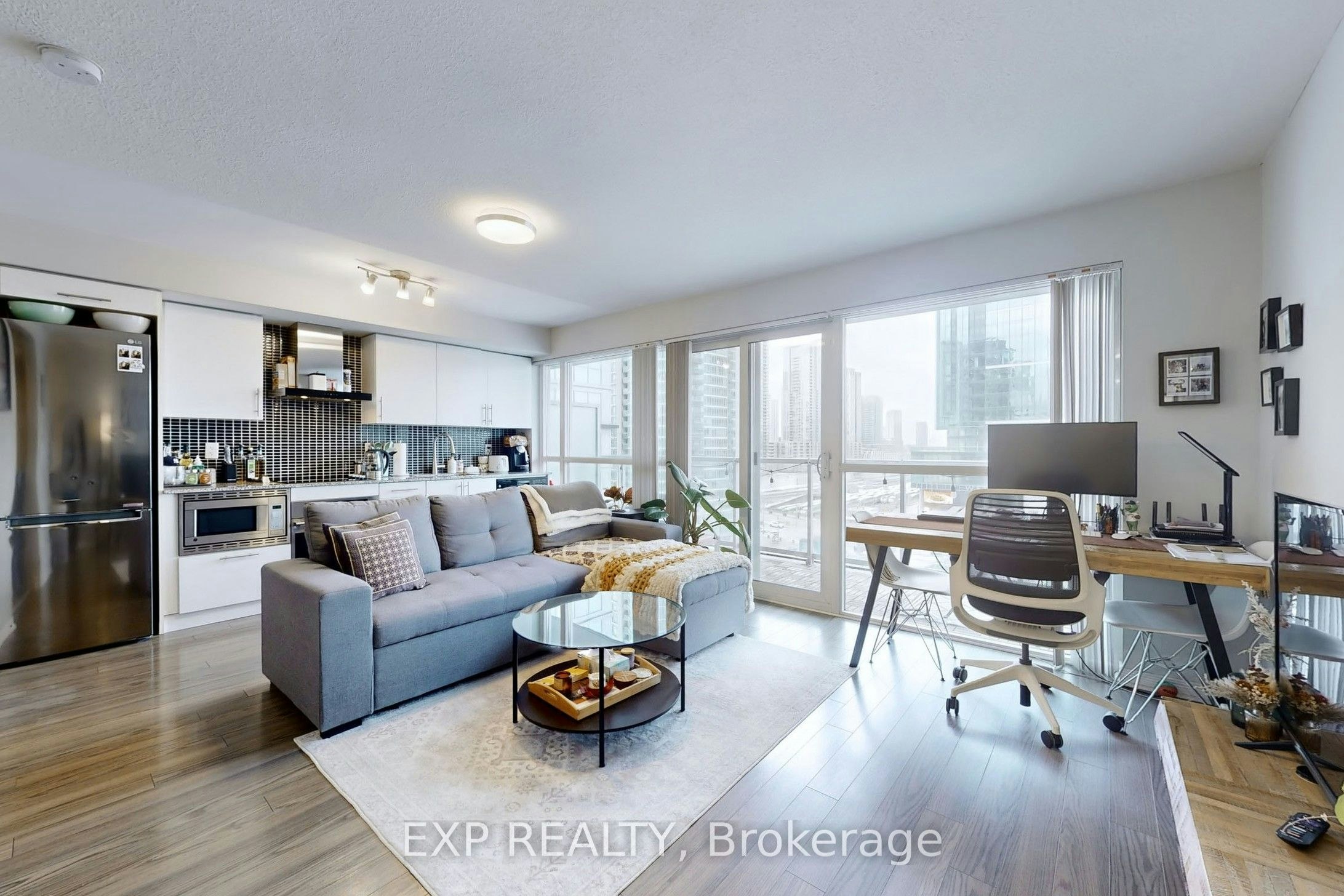 817-352 Front Street W, Toronto, ON, M5V 0K3
