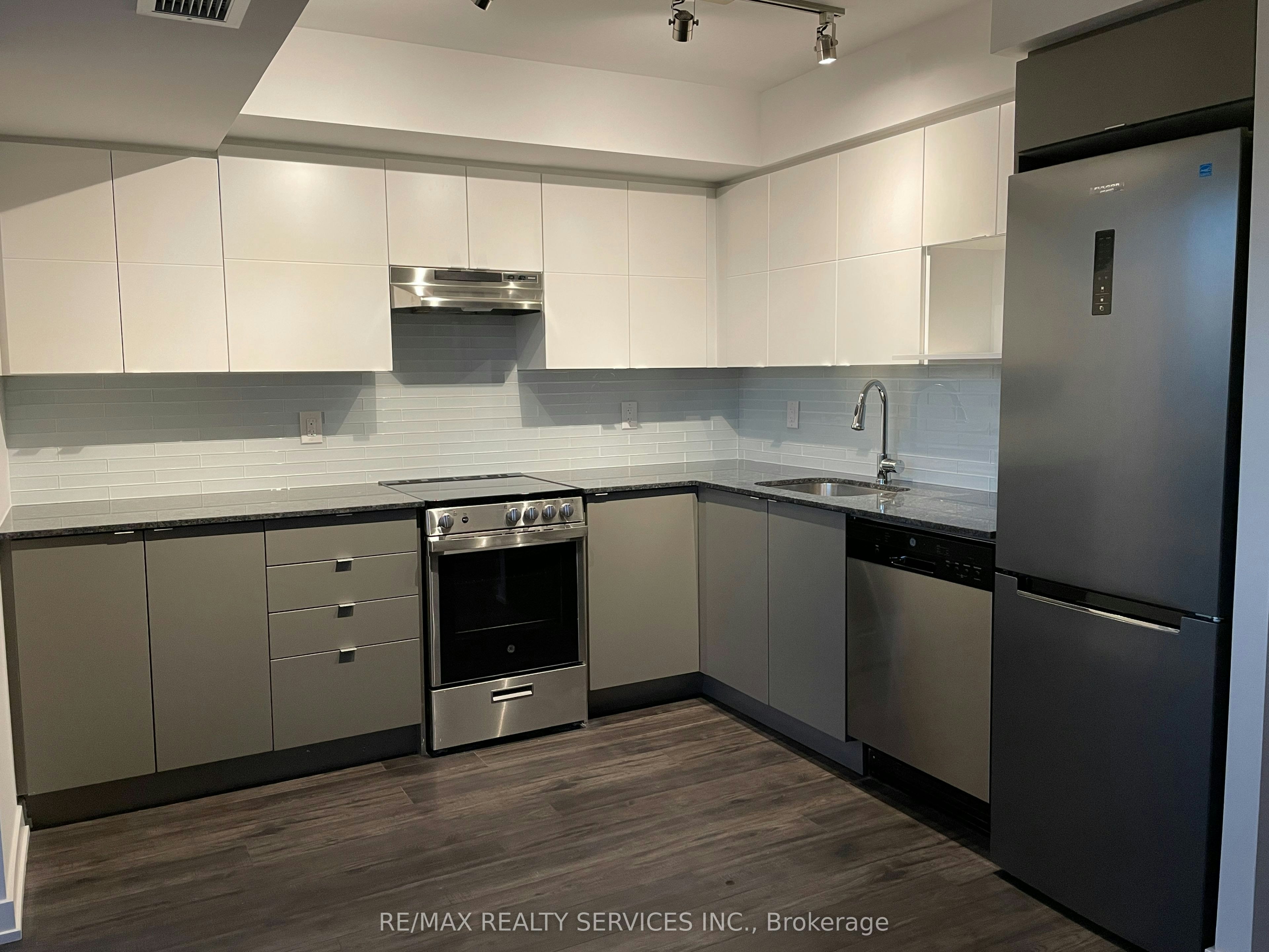 1217-120 Varna Drive, Toronto, ON, M6A 1N3 - 3