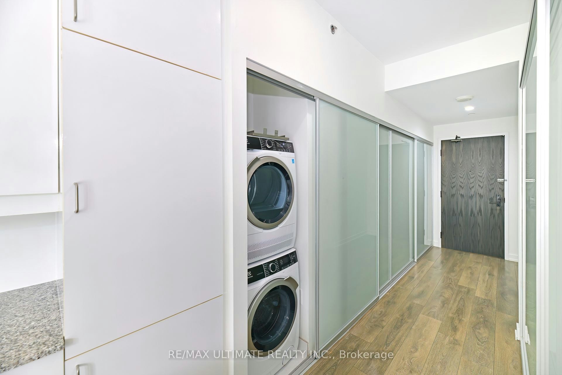 2105-426 University Avenue, Toronto, ON, M5G 1S9 - 16