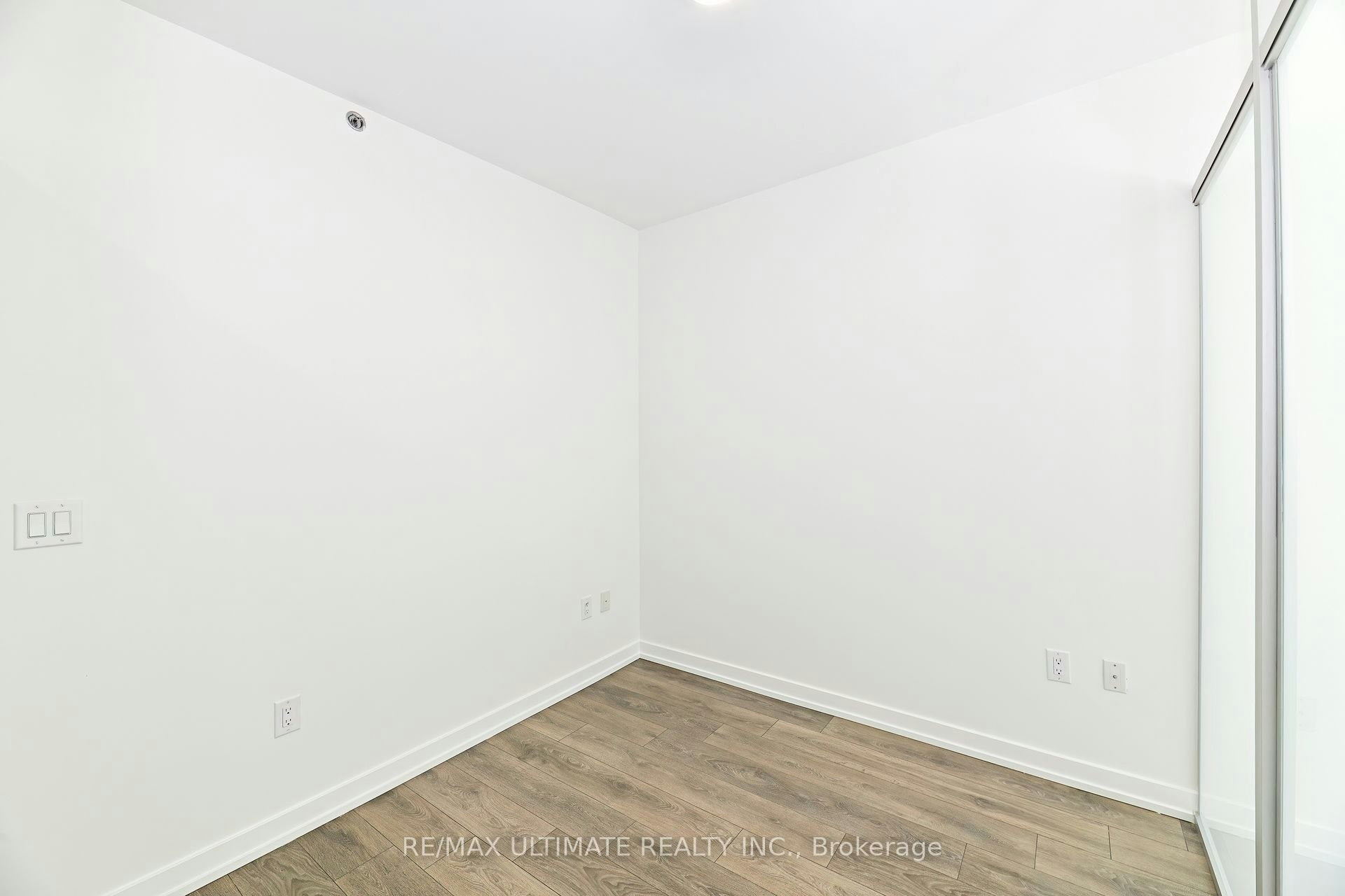 2105-426 University Avenue, Toronto, ON, M5G 1S9 - 15