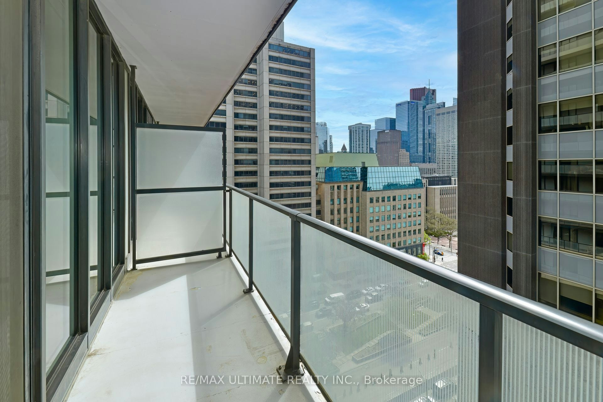 2105-426 University Avenue, Toronto, ON, M5G 1S9 - 6