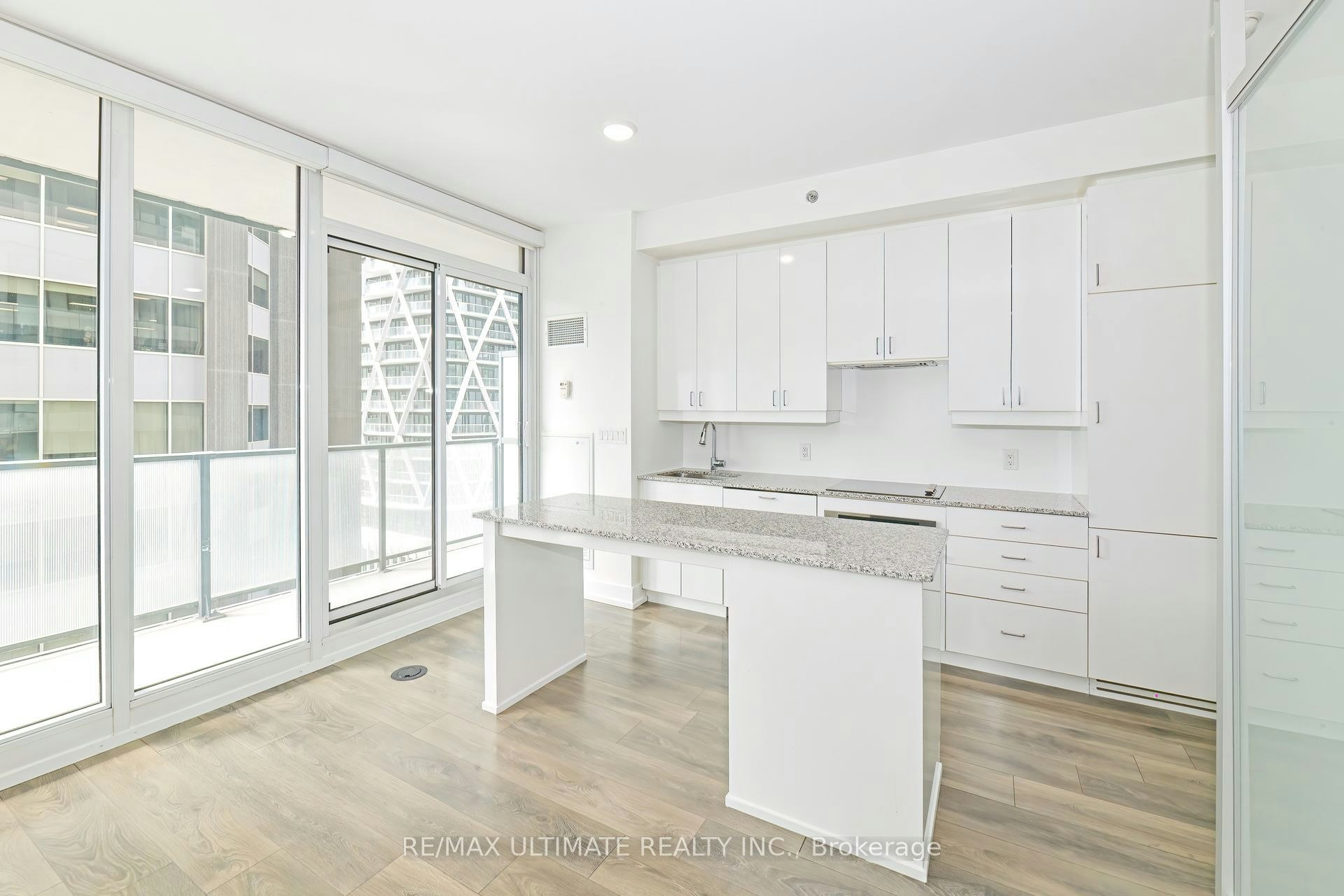 2105-426 University Avenue, Toronto, ON, M5G 1S9 - 11