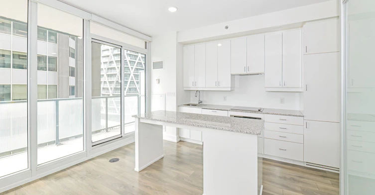 2105-426 University Avenue, Toronto, ON, M5G 1S9 - 11