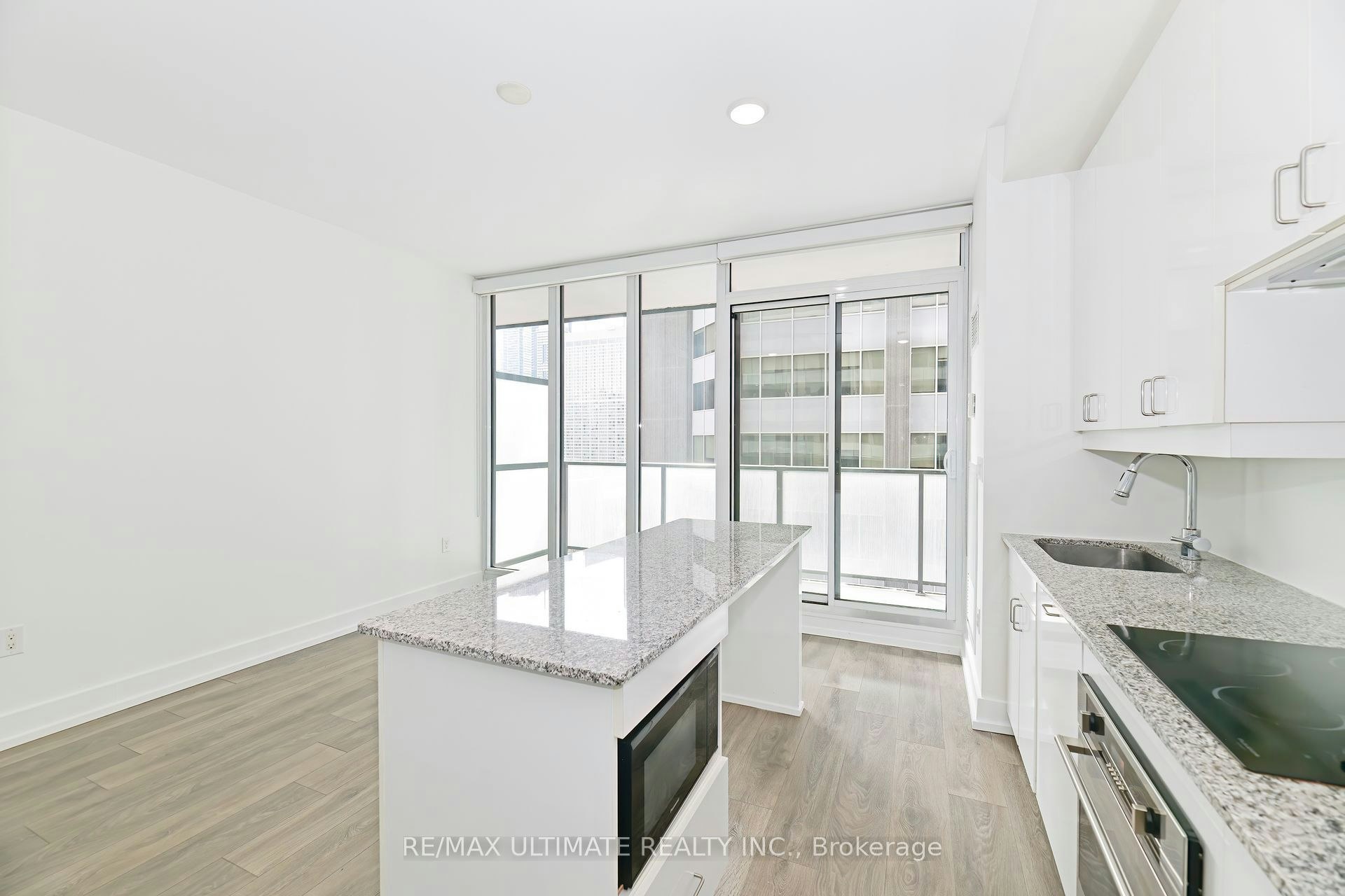 2105-426 University Avenue, Toronto, ON, M5G 1S9 - 5