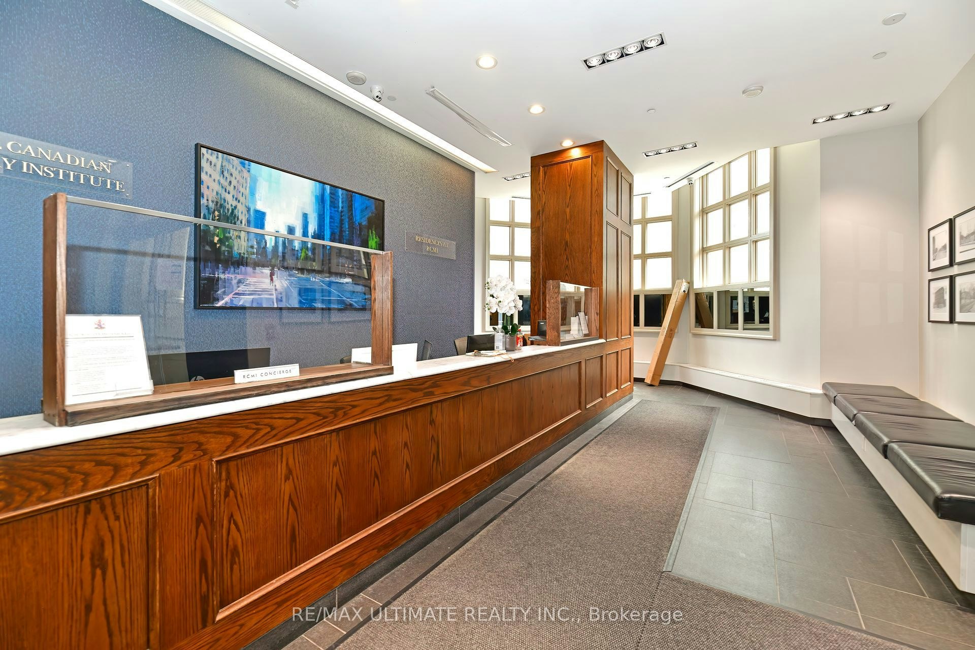 2105-426 University Avenue, Toronto, ON, M5G 1S9 - 19