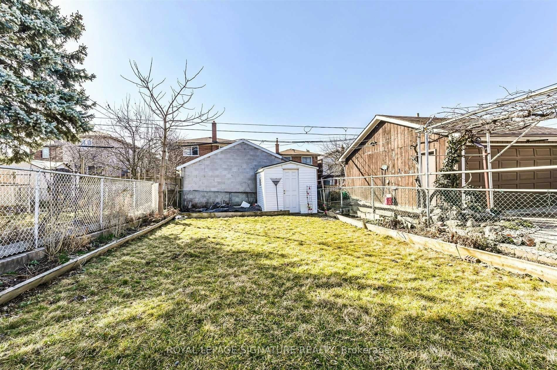 Lower-147 Gloucester Grove, Toronto, ON, M6C 2A9 - 18