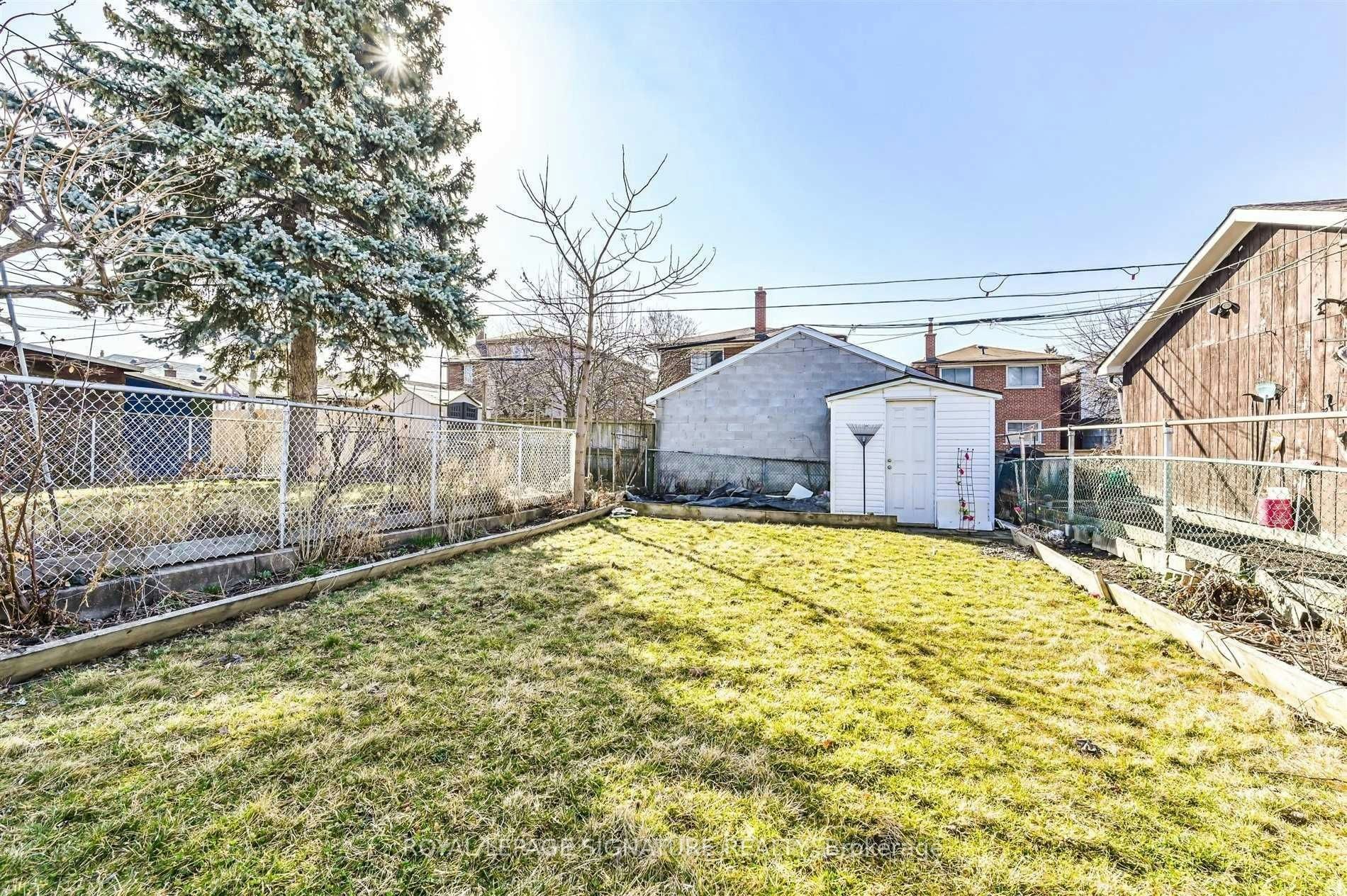 Lower-147 Gloucester Grove, Toronto, ON, M6C 2A9 - 19