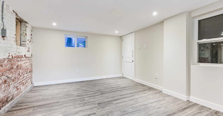 Lower-147 Gloucester Grove, Toronto, ON, M6C 2A9 - 3