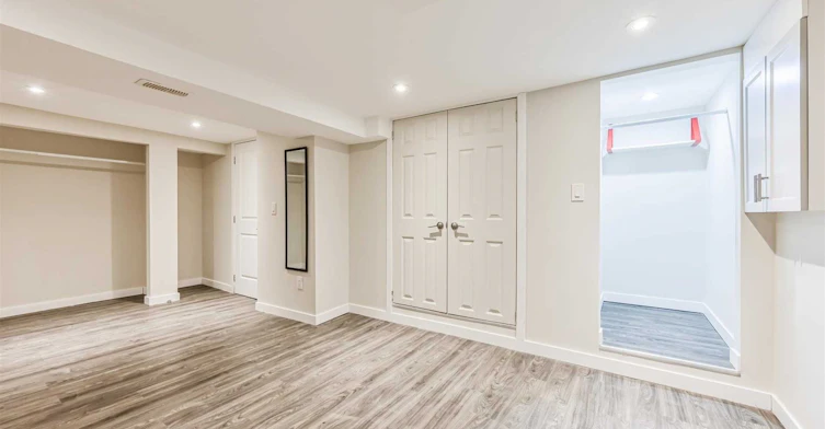 Lower-147 Gloucester Grove, Toronto, ON, M6C 2A9 - 14