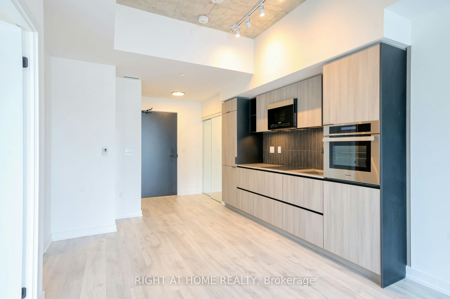 704-2 Augusta Street, Toronto, ON, M5V 1Y4 - 2