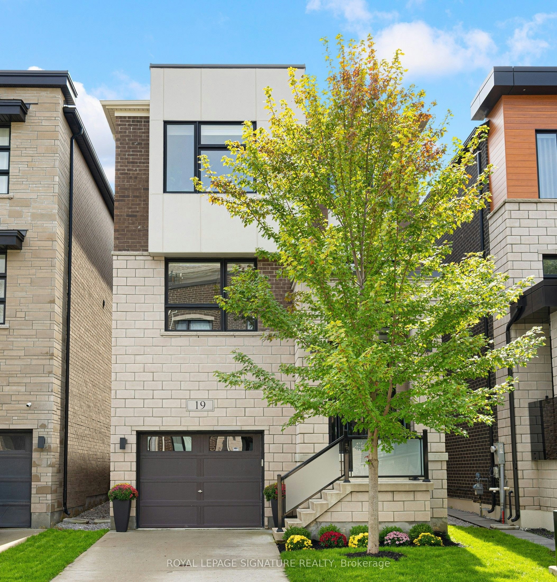 19 Hollyhock Court, Toronto, ON, M3B 0B4