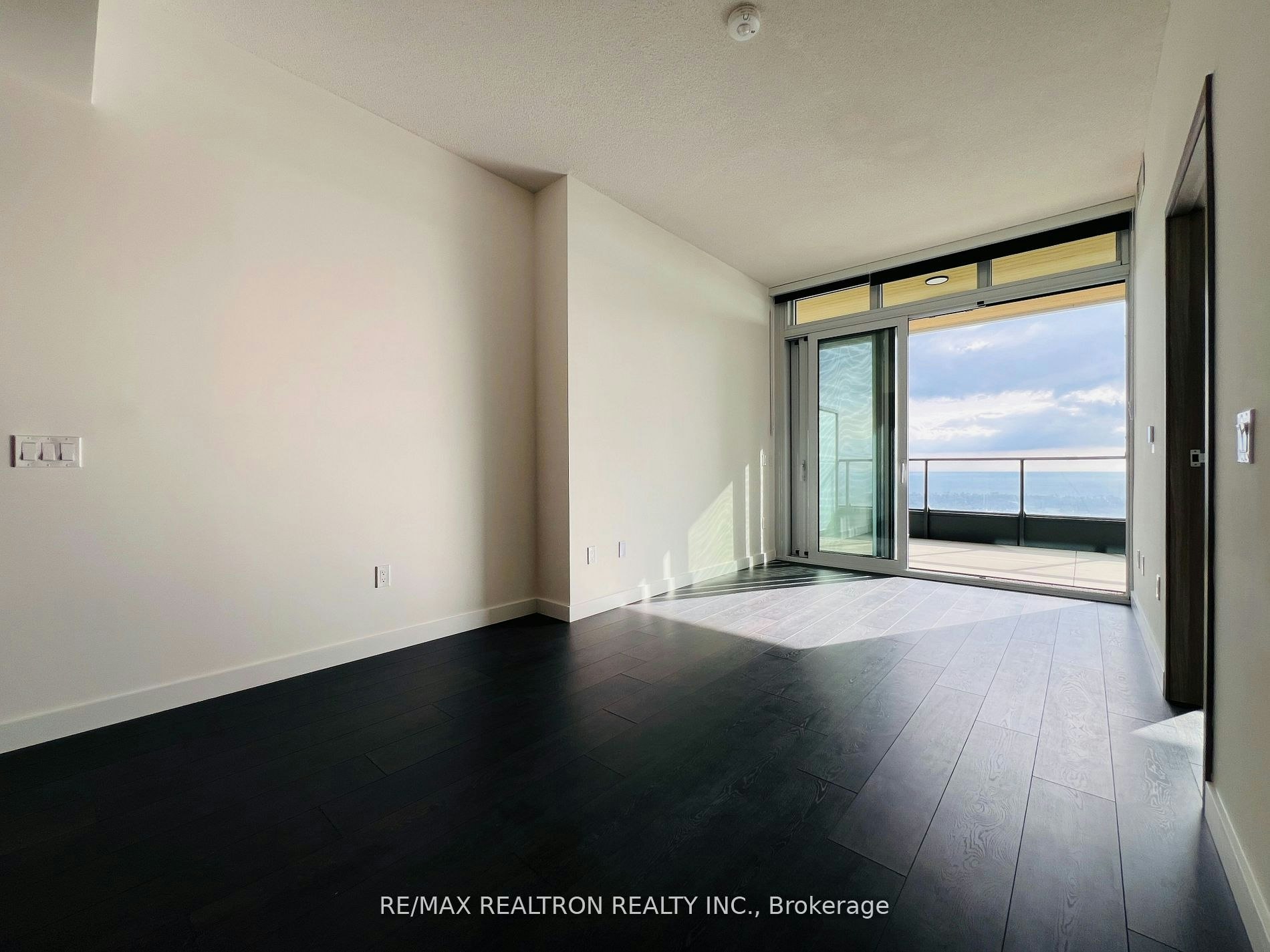 5607-1 Concord Cityplace Way, Toronto, ON, M5V 0X3 - 5