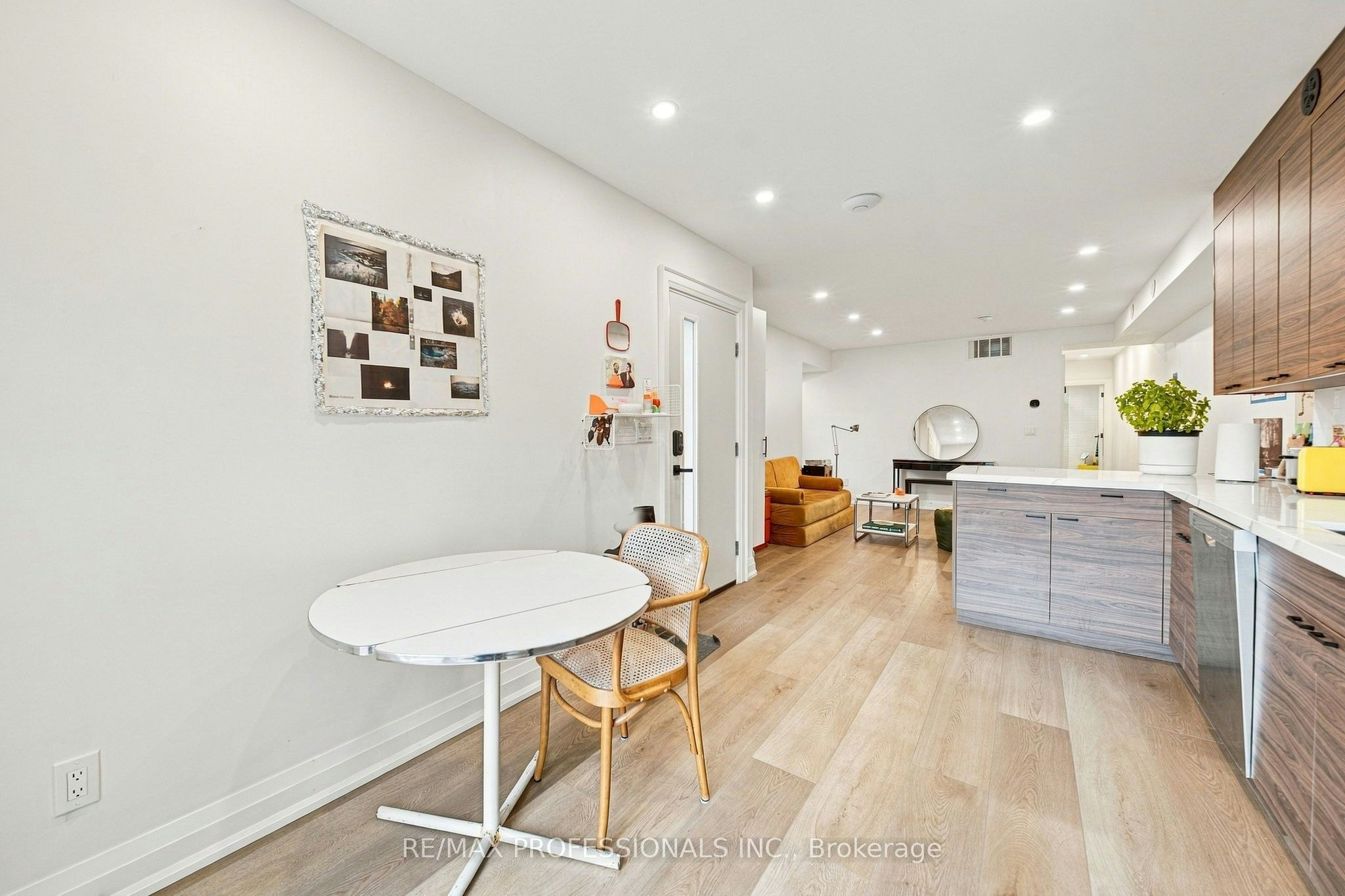 2nd Flr-134 Argyle Street, Toronto, ON, M6J 1N9 - 2