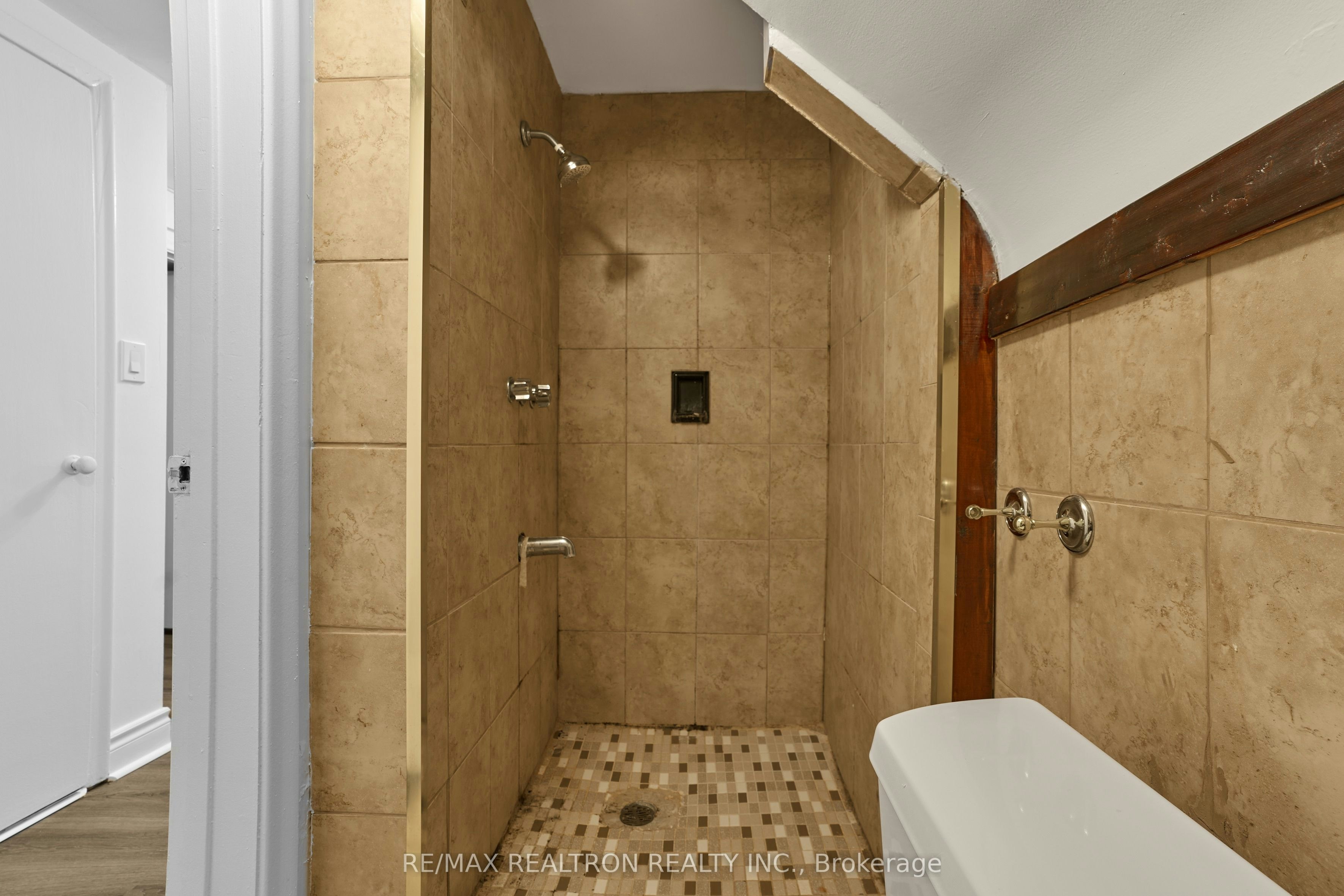 135 Regina Avenue, Toronto, ON, M6A 1R8 - 17