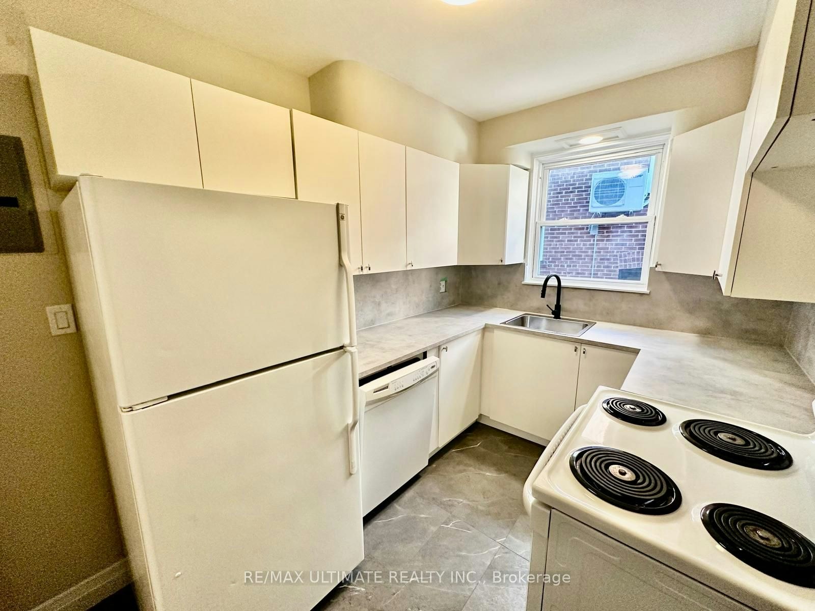3-5 Warwick Avenue, Toronto, ON, M6C 1T5 - 5
