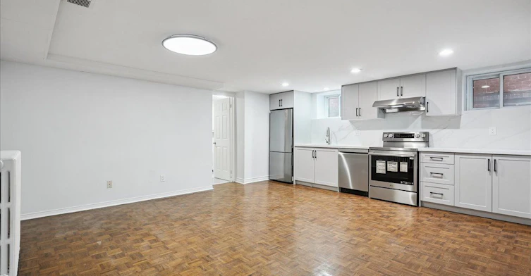 Lower-12 Castle View Avenue, Toronto, ON, M5R 1Y9 - 3