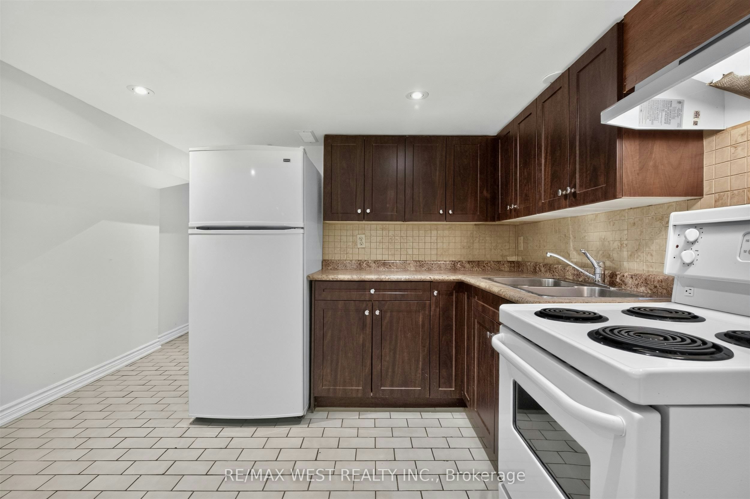 Lower-722 Dufferin Street, Toronto, ON, M6K 2B7 - 10