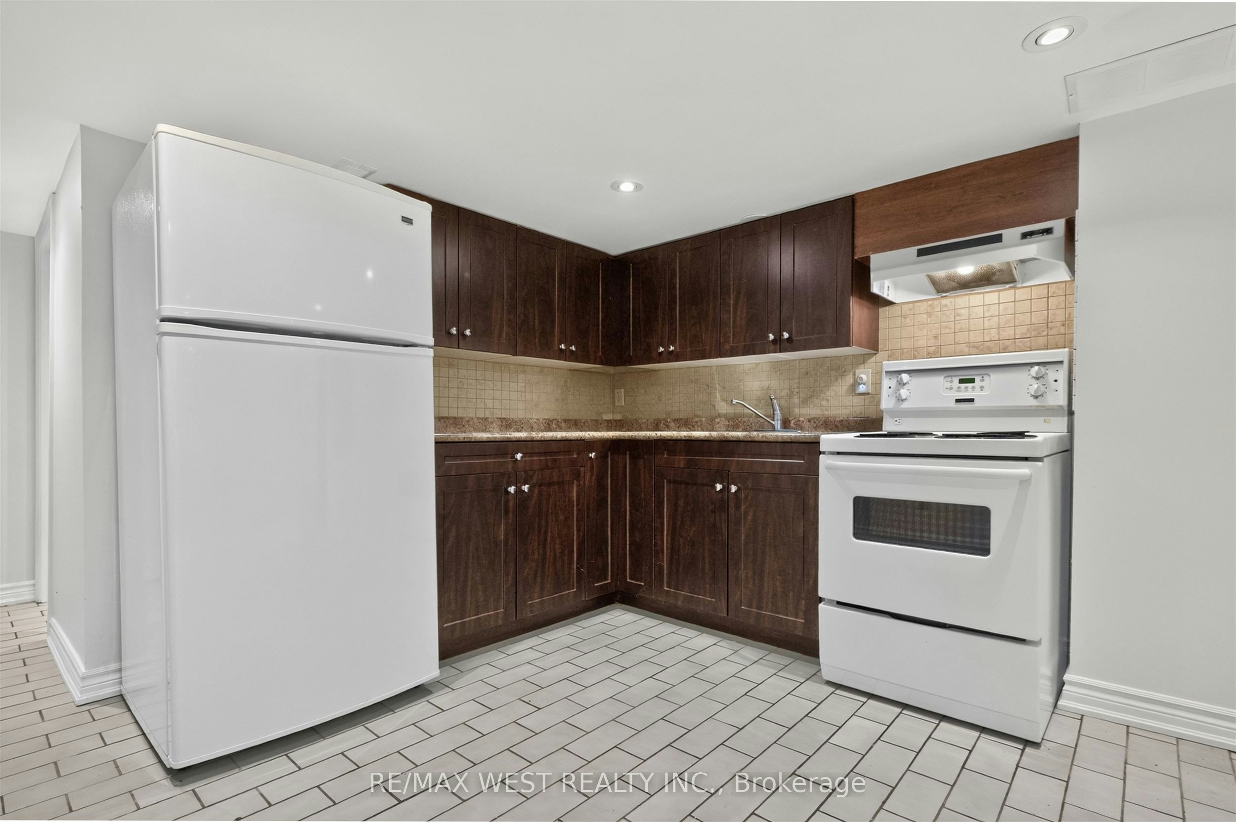 Lower-722 Dufferin Street, Toronto, ON, M6K 2B7 - 8