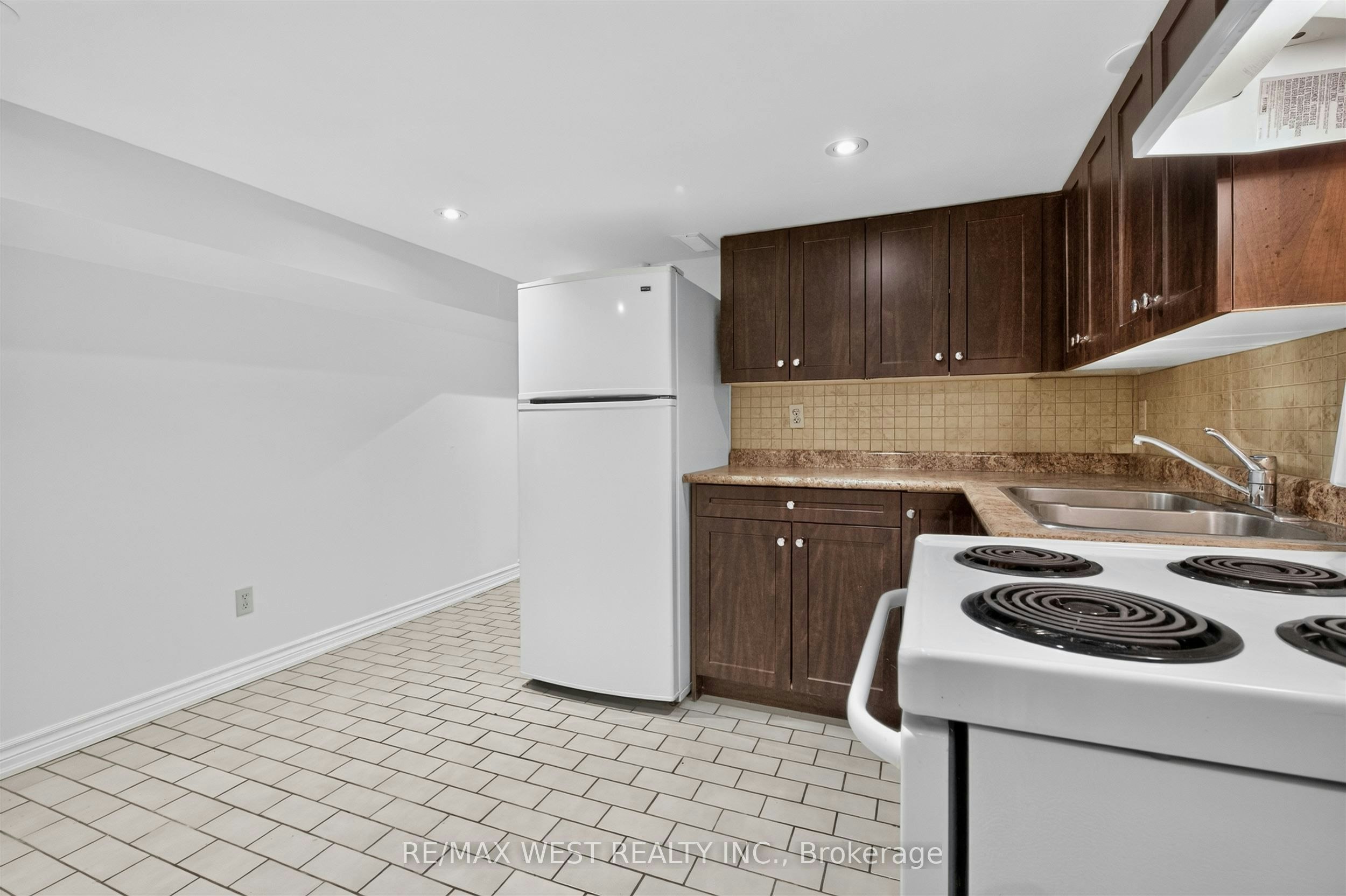Lower-722 Dufferin Street, Toronto, ON, M6K 2B7 - 9