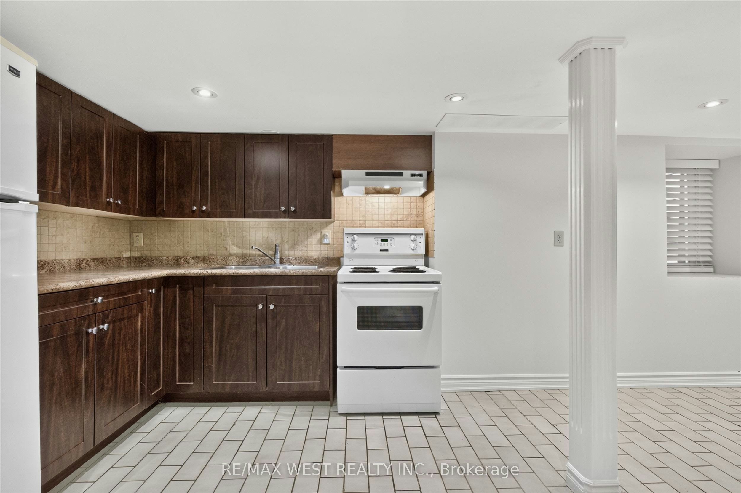 Lower-722 Dufferin Street, Toronto, ON, M6K 2B7 - 11