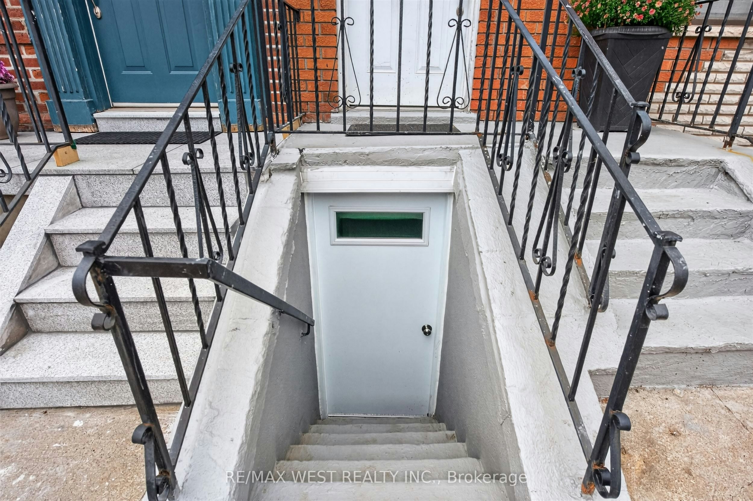Lower-722 Dufferin Street, Toronto, ON, M6K 2B7 - 3