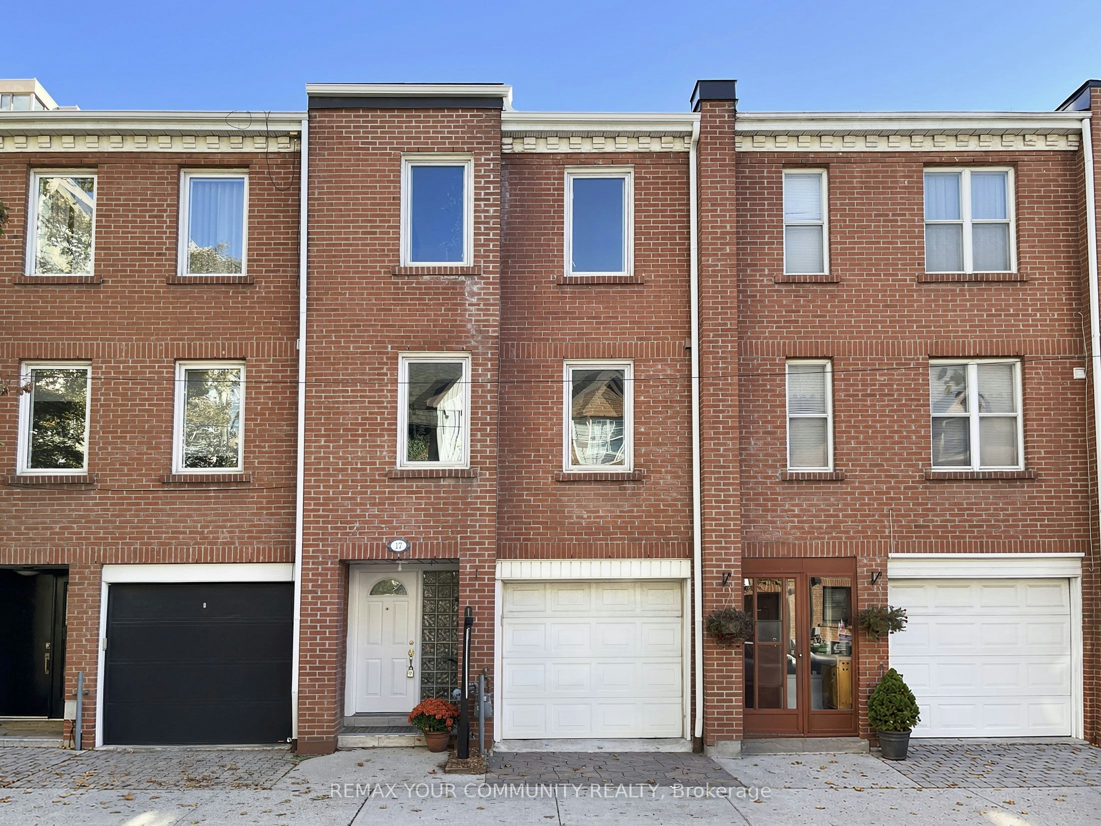 17 Portneuf Court, Toronto, ON, M5A 4E4