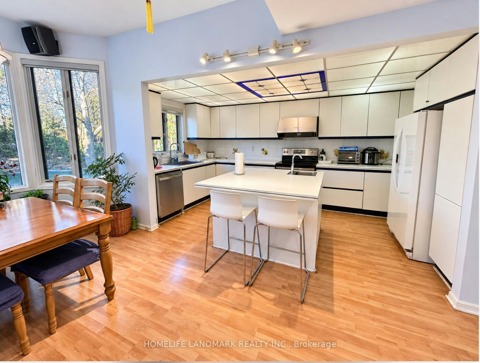 94 Ames Circle, Toronto, ON, M3B 3C1 - 2