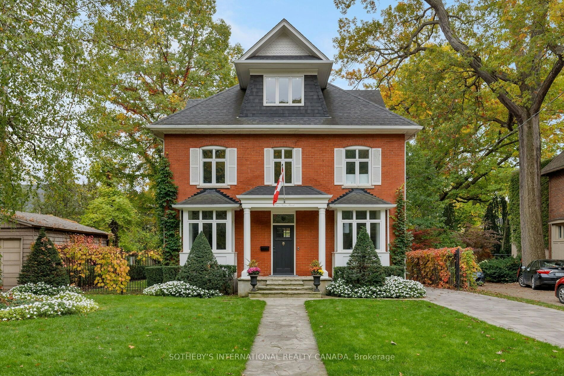 1 Nina Street, Toronto, ON, M5R 1Z2