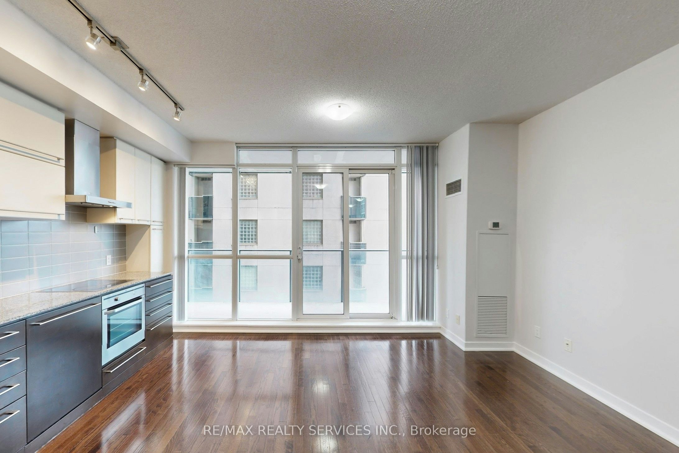 1009-770 Bay Street, Toronto, ON, M5G 0A6 - 11