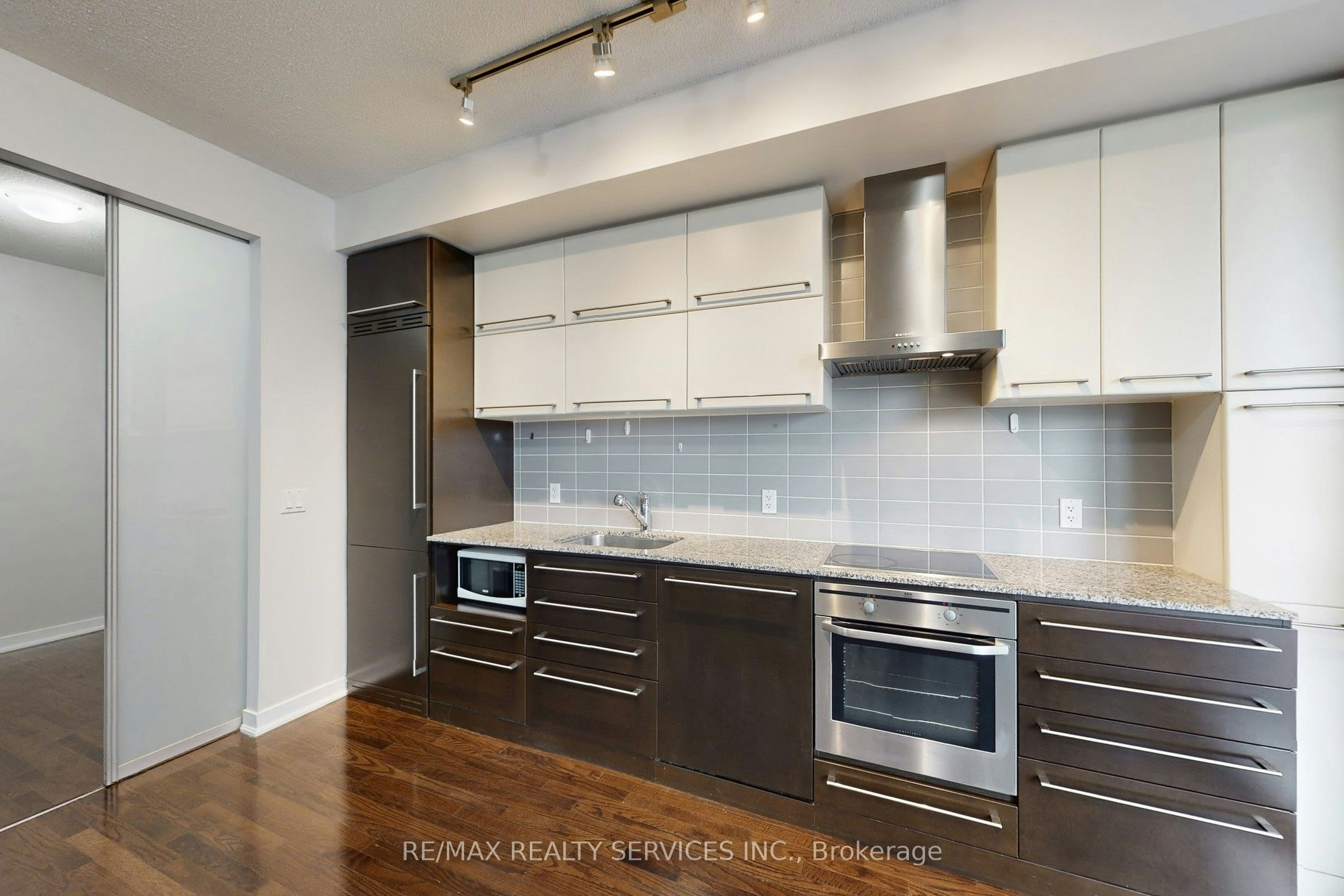 1009-770 Bay Street, Toronto, ON, M5G 0A6 - 18