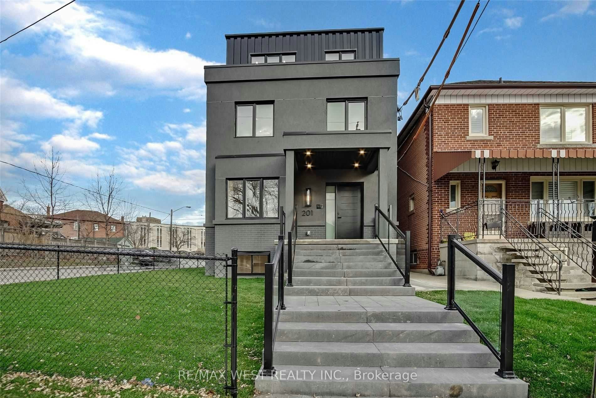3rd-201 Cedric Avenue, Toronto, ON, M6C 3X7