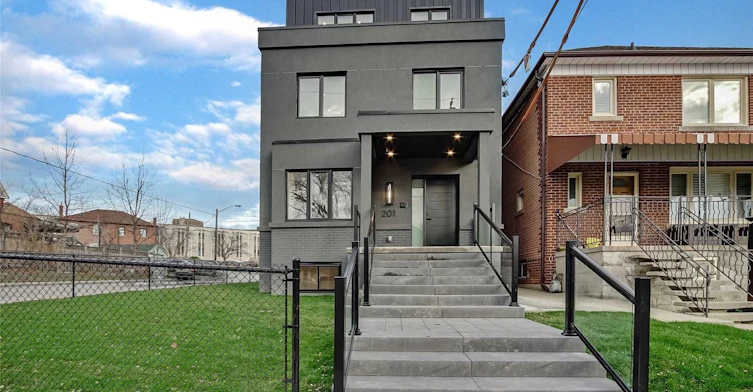 3rd-201 Cedric Avenue, Toronto, ON, M6C 3X7